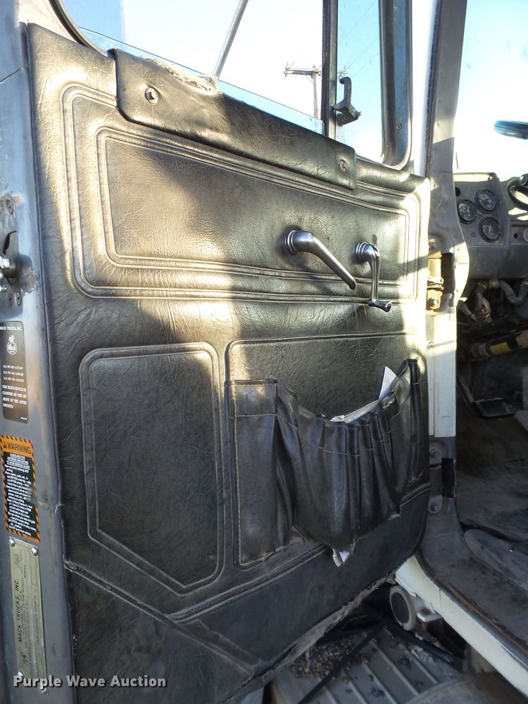 image for item GC9055 1997 Mack RD semi truck