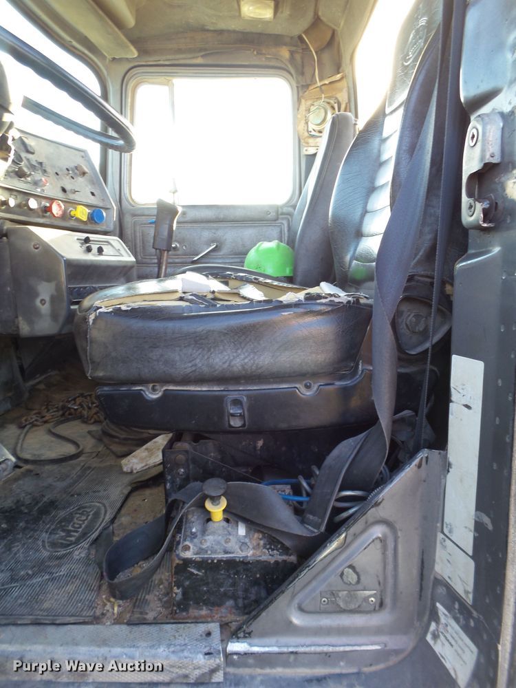 image for item GC9055 1997 Mack RD semi truck