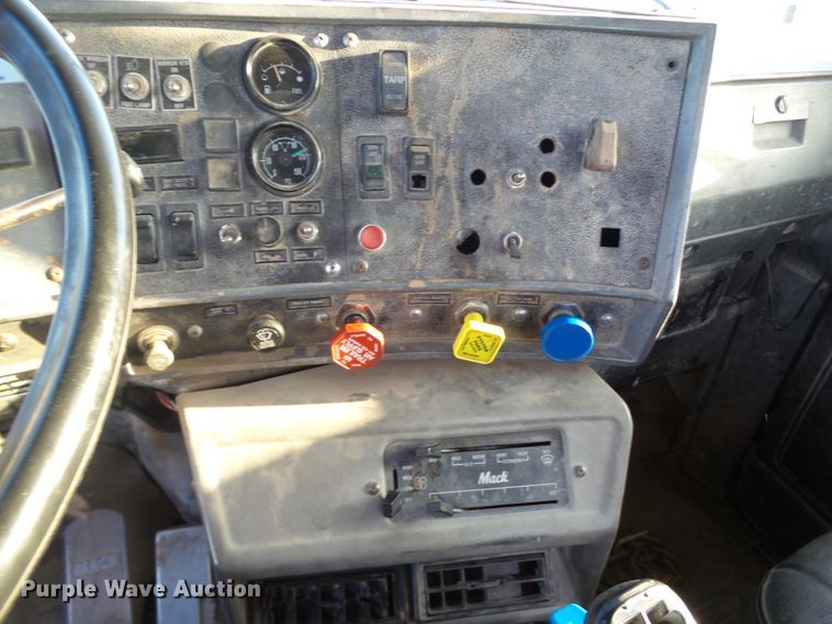 image for item GC9055 1997 Mack RD semi truck