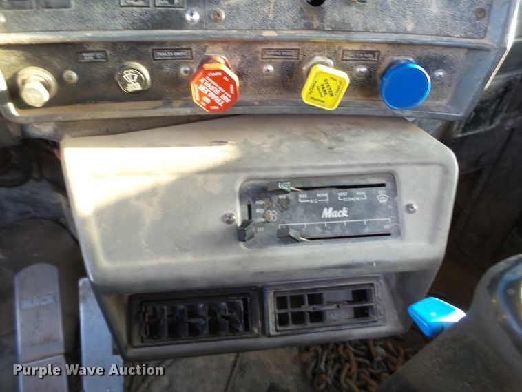 image for item GC9055 1997 Mack RD semi truck