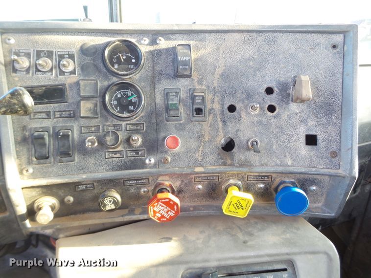 image for item GC9055 1997 Mack RD semi truck