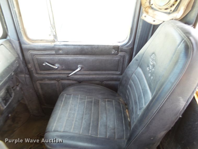 image for item GC9055 1997 Mack RD semi truck