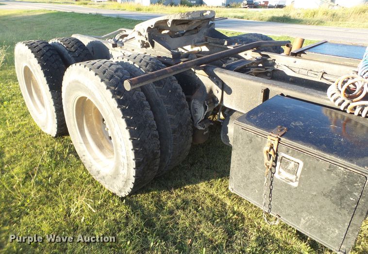 image for item GC9055 1997 Mack RD semi truck