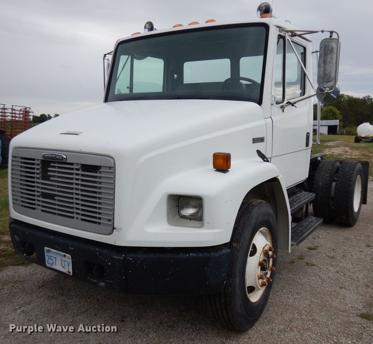 image for item GI9351 1999 Freightliner FL70 semi truck