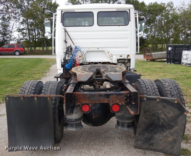 image for item GI9351 1999 Freightliner FL70 semi truck