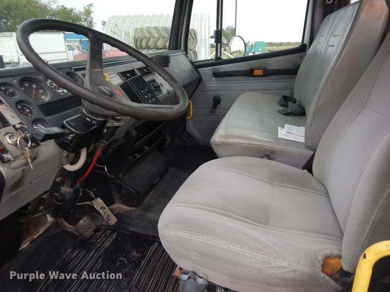 image for item GI9351 1999 Freightliner FL70 semi truck