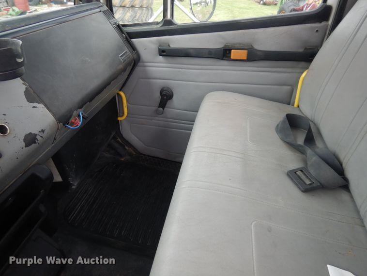 image for item GI9351 1999 Freightliner FL70 semi truck