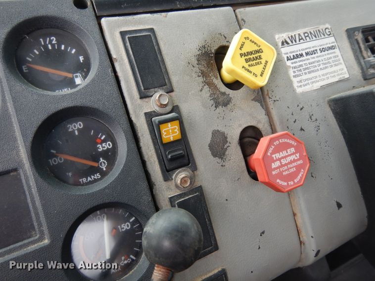 image for item GI9351 1999 Freightliner FL70 semi truck