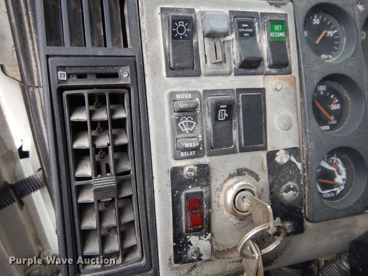 image for item GI9351 1999 Freightliner FL70 semi truck