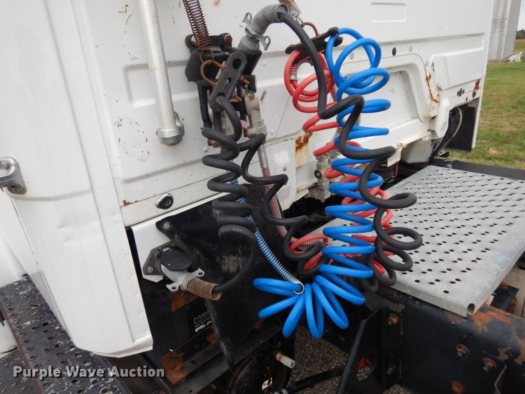 image for item GI9351 1999 Freightliner FL70 semi truck