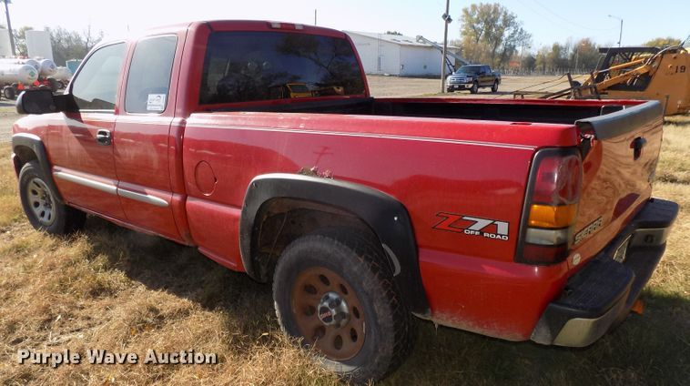 image for item DG2461 2005 GMC Sierra 1500 Ext. Cab pickup truck