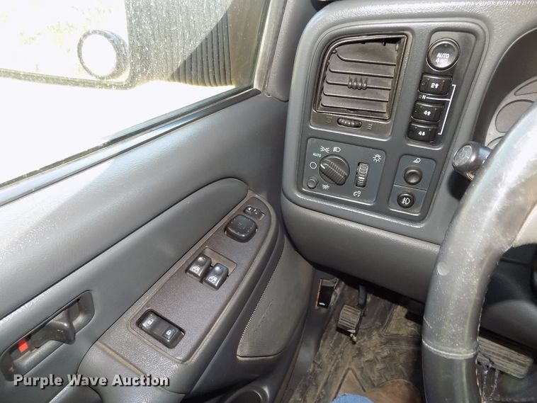 image for item DG2461 2005 GMC Sierra 1500 Ext. Cab pickup truck