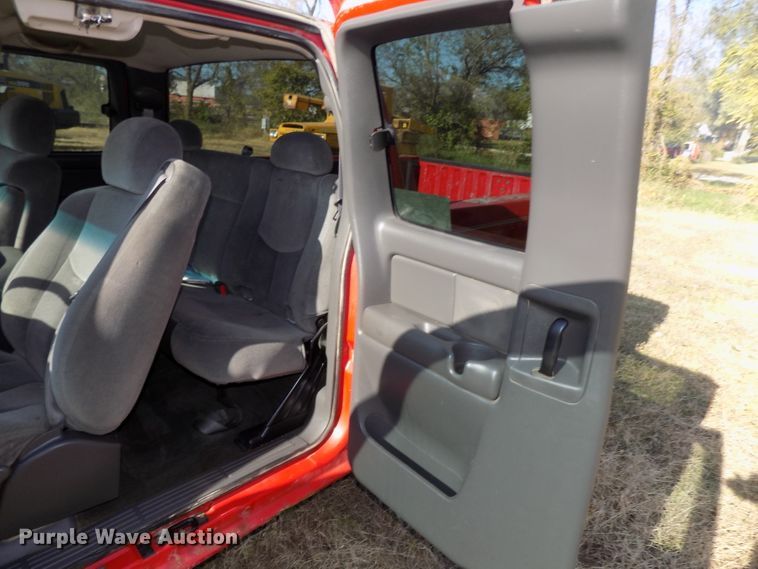 image for item DG2461 2005 GMC Sierra 1500 Ext. Cab pickup truck