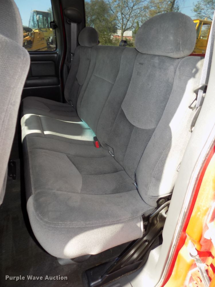 image for item DG2461 2005 GMC Sierra 1500 Ext. Cab pickup truck