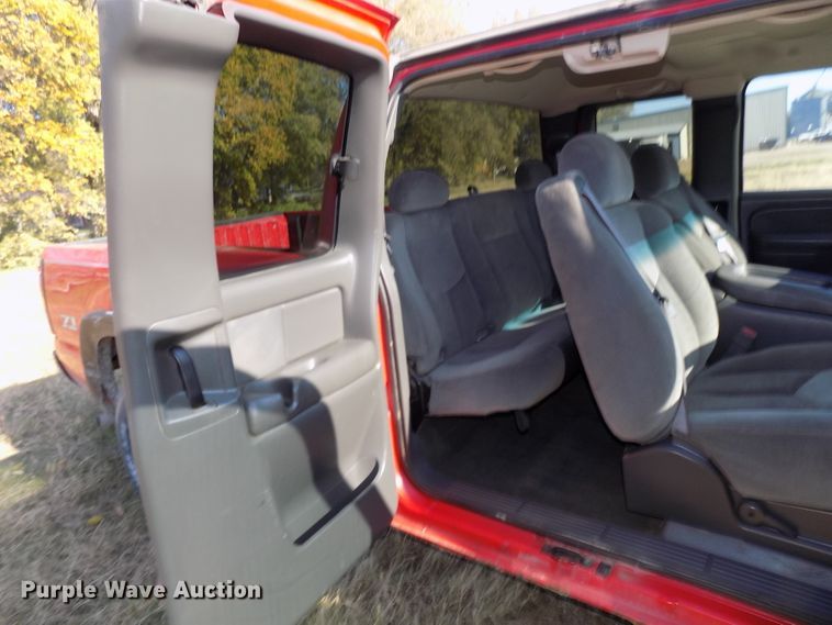 image for item DG2461 2005 GMC Sierra 1500 Ext. Cab pickup truck