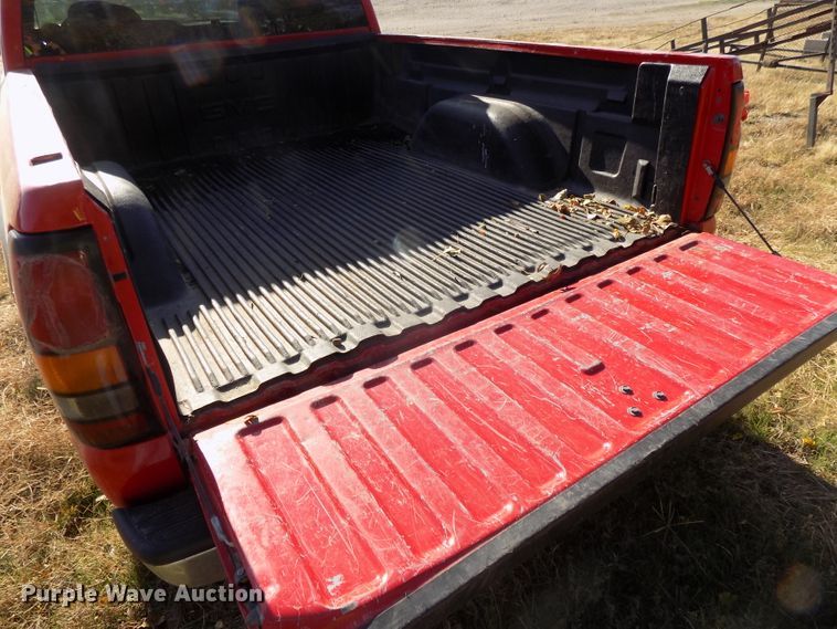 image for item DG2461 2005 GMC Sierra 1500 Ext. Cab pickup truck