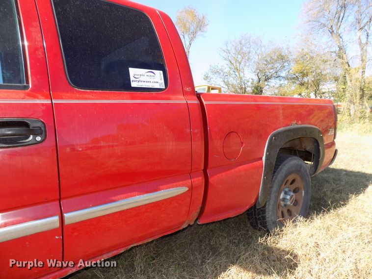 image for item DG2461 2005 GMC Sierra 1500 Ext. Cab pickup truck