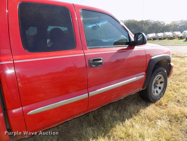 image for item DG2461 2005 GMC Sierra 1500 Ext. Cab pickup truck