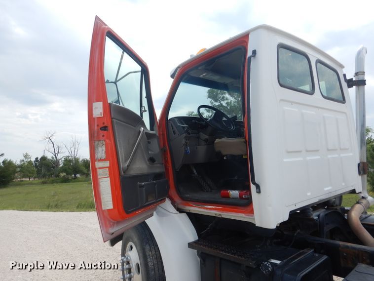 image for item DG5820 1998 Ford L8513 truck cab and chassis