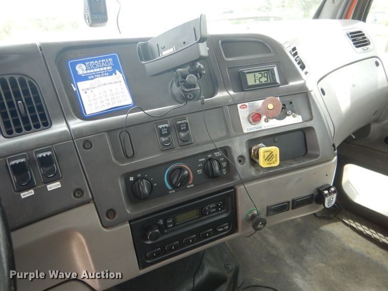 image for item DG5820 1998 Ford L8513 truck cab and chassis