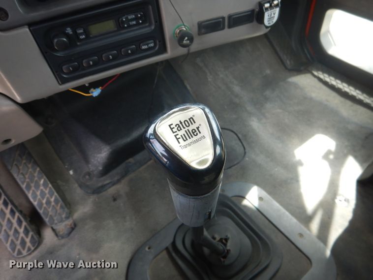 image for item DG5820 1998 Ford L8513 truck cab and chassis