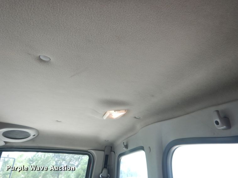 image for item DG5820 1998 Ford L8513 truck cab and chassis