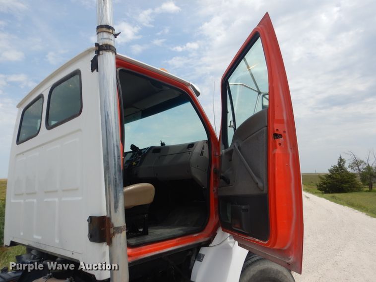 image for item DG5820 1998 Ford L8513 truck cab and chassis