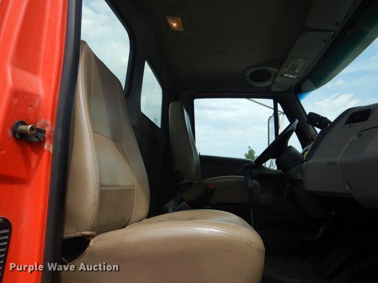 image for item DG5820 1998 Ford L8513 truck cab and chassis