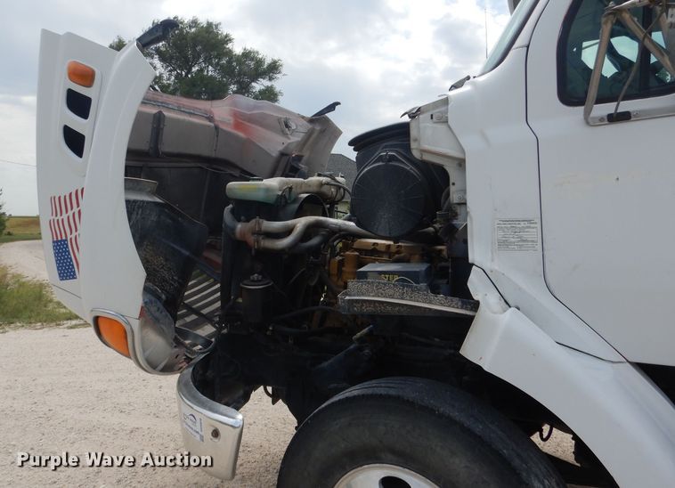 image for item DG5820 1998 Ford L8513 truck cab and chassis