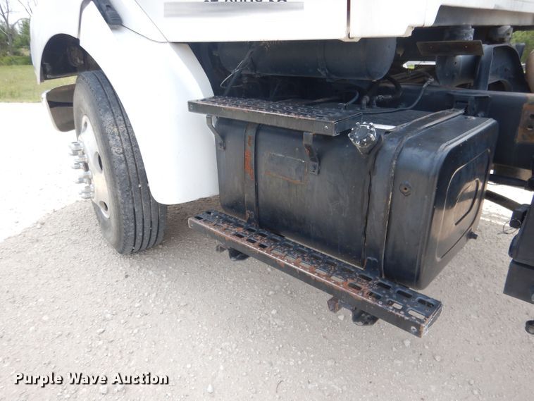 image for item DG5820 1998 Ford L8513 truck cab and chassis