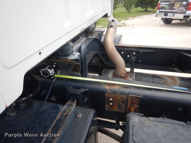 image for item DG5820 1998 Ford L8513 truck cab and chassis