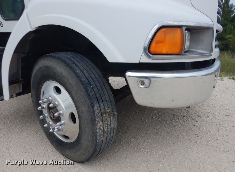 image for item DG5820 1998 Ford L8513 truck cab and chassis