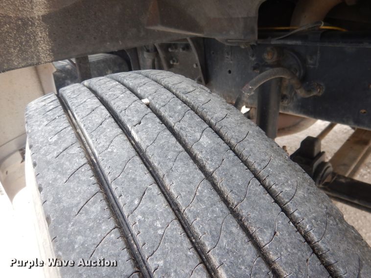 image for item DG5820 1998 Ford L8513 truck cab and chassis