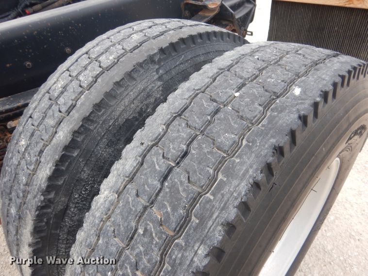 image for item DG5820 1998 Ford L8513 truck cab and chassis