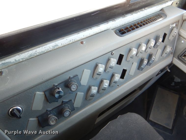 image for item DG5855 2002 Thomas Built Saf-T-Liner MVP ER bus