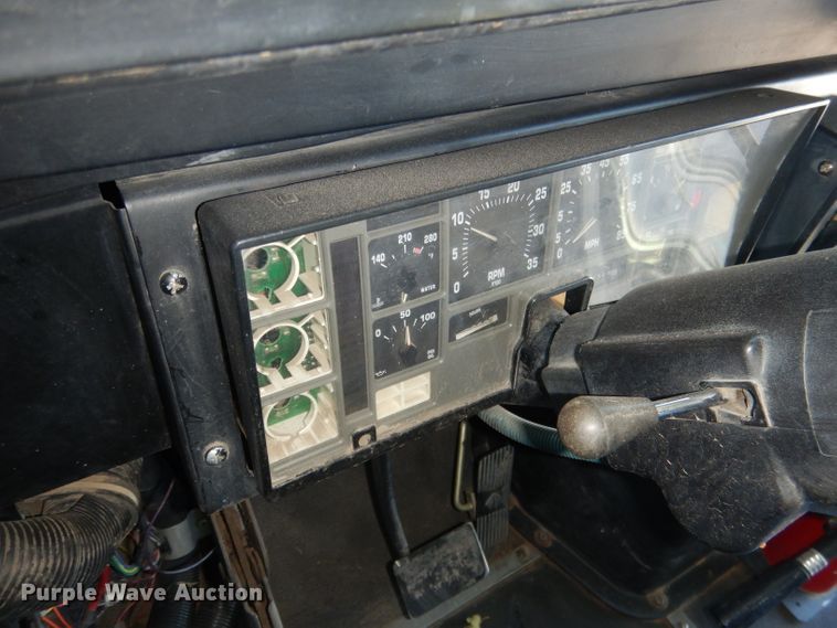 image for item DG5856 1999 International 3800 school bus