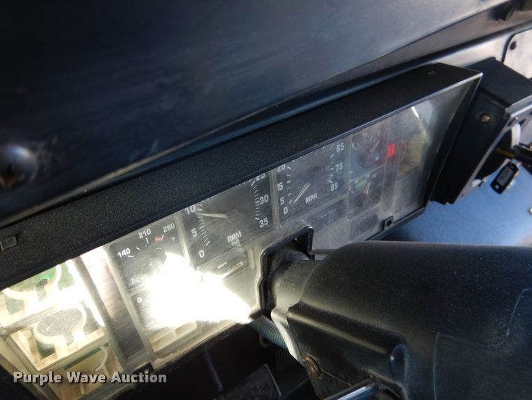 image for item DG5856 1999 International 3800 school bus