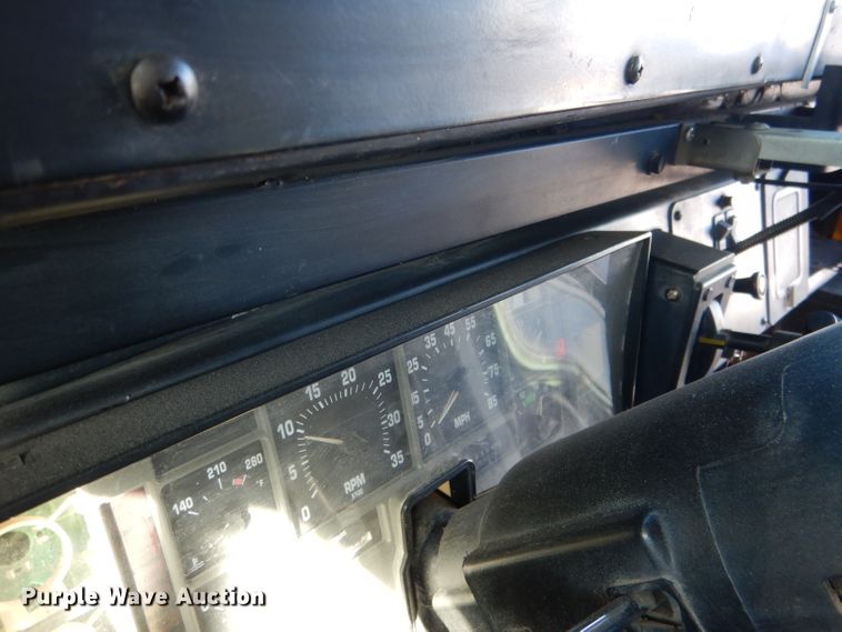 image for item DG5856 1999 International 3800 school bus