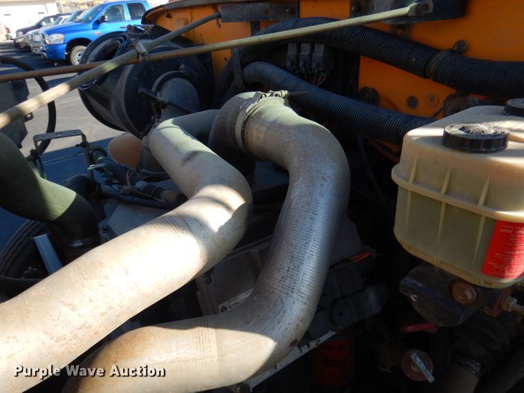 image for item DG5856 1999 International 3800 school bus