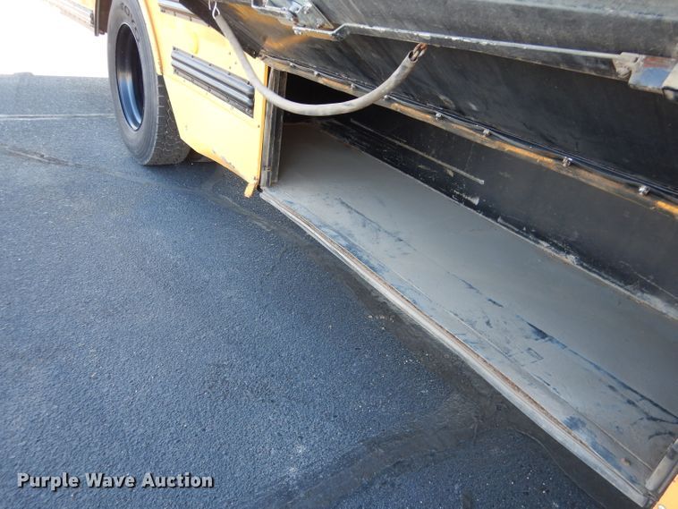 image for item DG5856 1999 International 3800 school bus