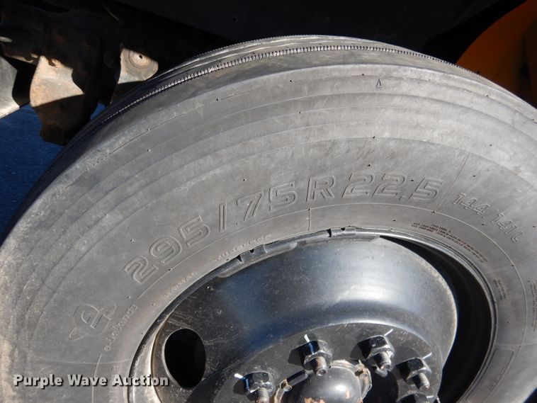 image for item DG5856 1999 International 3800 school bus