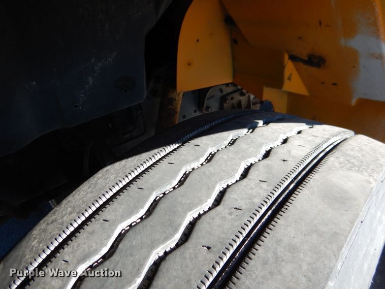 image for item DG5856 1999 International 3800 school bus