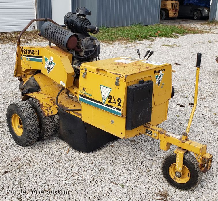 image for item DG8757 Vermeer SC252 stump grinder