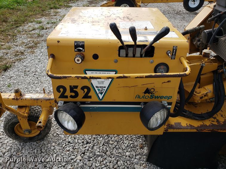 image for item DG8757 Vermeer SC252 stump grinder