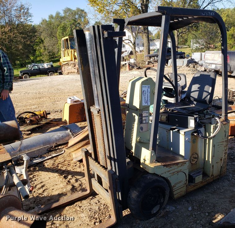 image for item DG8795 Clark TW25B forklift