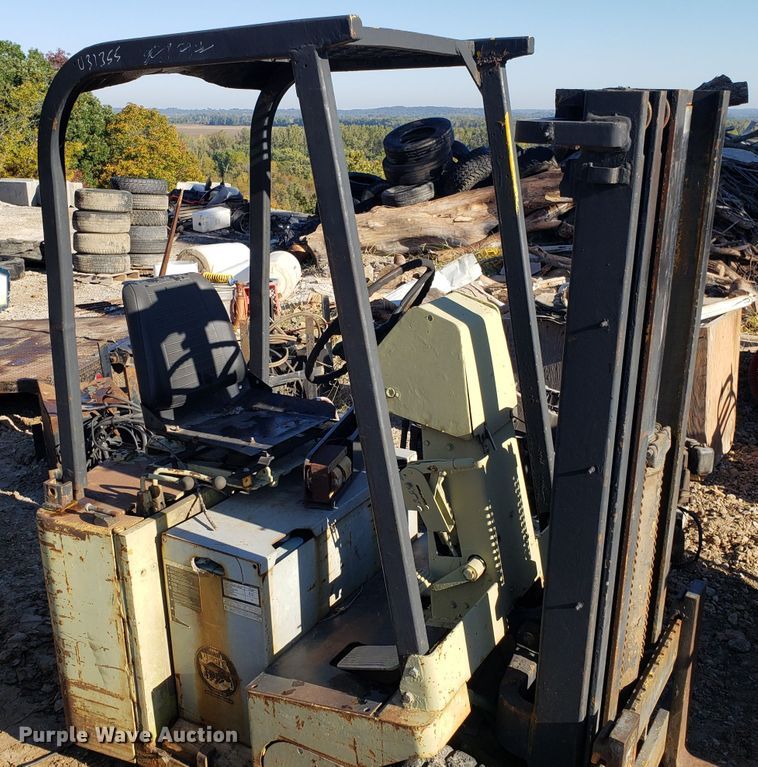 image for item DG8795 Clark TW25B forklift