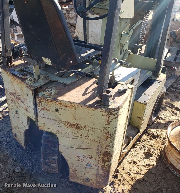 image for item DG8795 Clark TW25B forklift