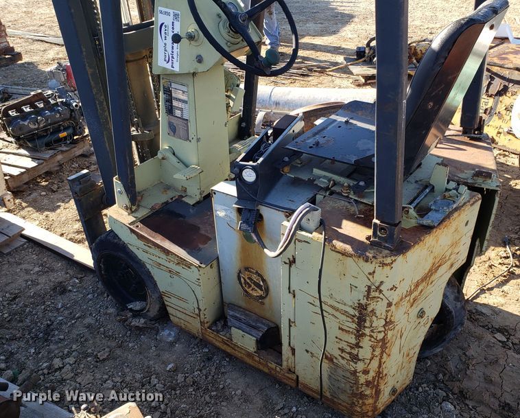 image for item DG8795 Clark TW25B forklift