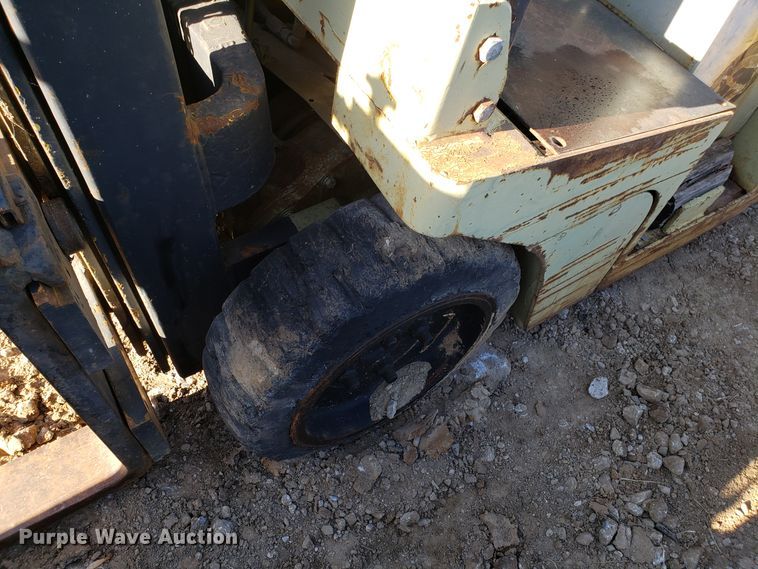 image for item DG8795 Clark TW25B forklift