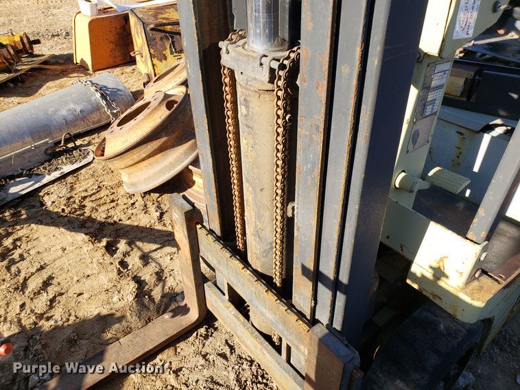 image for item DG8795 Clark TW25B forklift